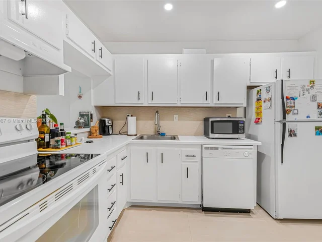 7900 Camino Cir # 310, Miami FL 33143