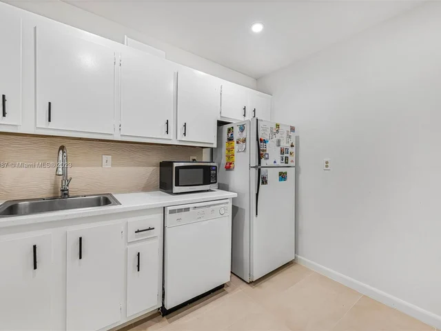 7900 Camino Cir # 310, Miami FL 33143