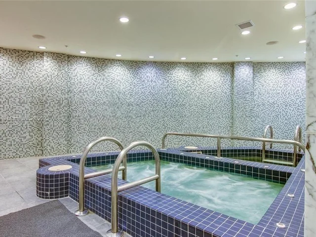 253 NE 2nd St # 608, Miami FL 33132