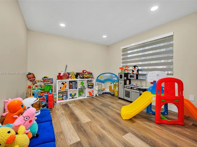 7949 NW 188th Ter, Hialeah FL 33015