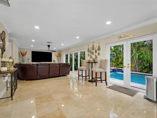 7949 NW 188th Ter, Hialeah FL 33015