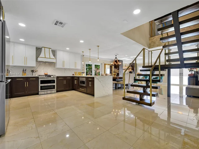 7949 NW 188th Ter, Hialeah FL 33015