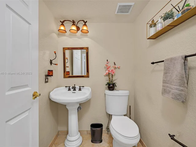 7949 NW 188th Ter, Hialeah FL 33015