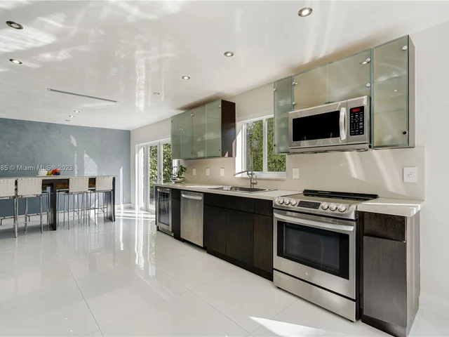 6763 SW 106 pl, Miami FL 33173