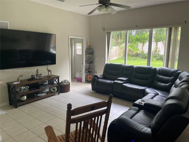 961 NE 36th Ave, Homestead FL 33033