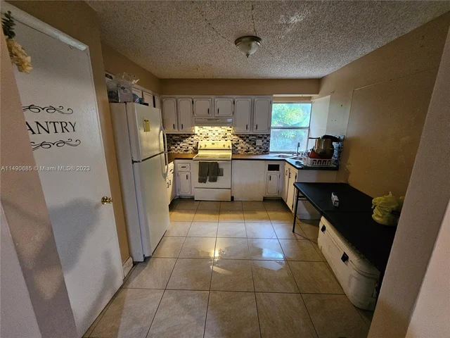 7999 NW 3rd Pl, Margate FL 33063