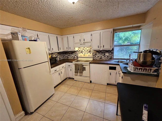 7999 NW 3rd Pl, Margate FL 33063