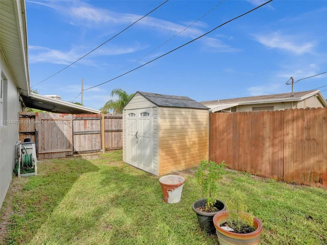 5940 NE 2nd Ave, Oakland Park FL 33334