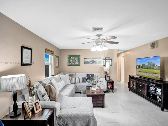 5940 NE 2nd Ave, Oakland Park FL 33334