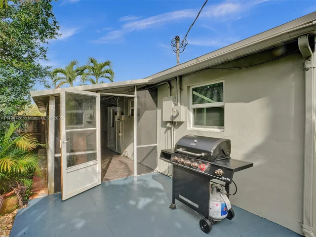 5940 NE 2nd Ave, Oakland Park FL 33334