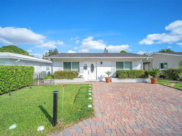 6110 NW 74th Ave, Tamarac FL 33321