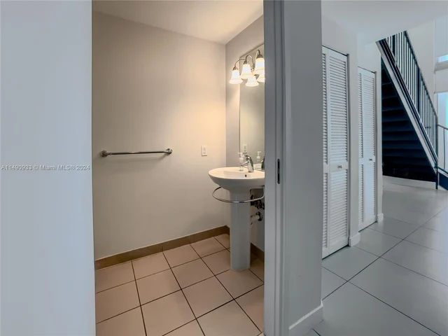 300 S Biscayne Blvd # 1210, Miami FL 33131