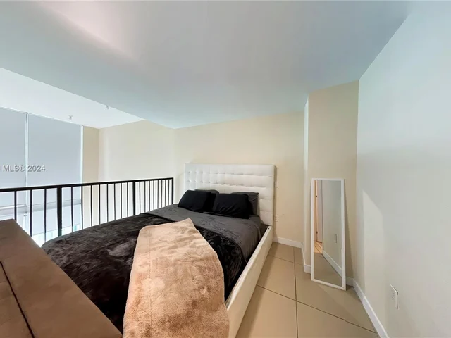 300 S Biscayne Blvd # 1210, Miami FL 33131