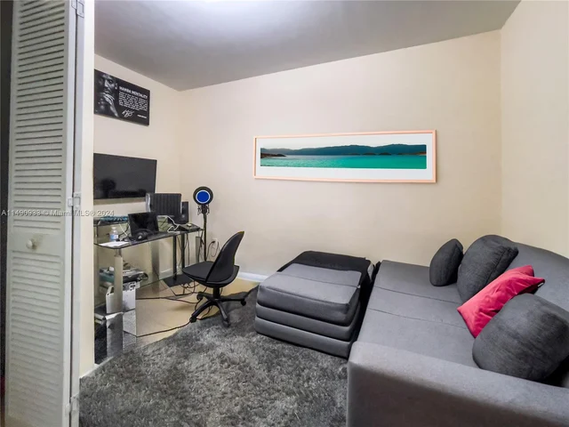 300 S Biscayne Blvd # 1210, Miami FL 33131