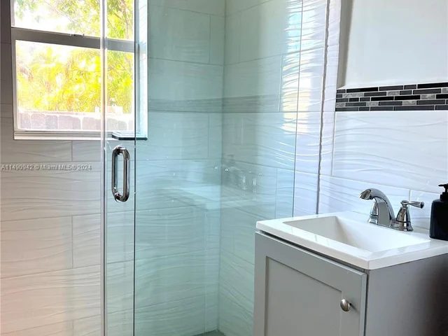 19 NE 3rd St, Dania Beach FL 33004