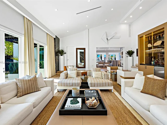 300 W Rivo Alto Dr, Miami Beach FL 33139