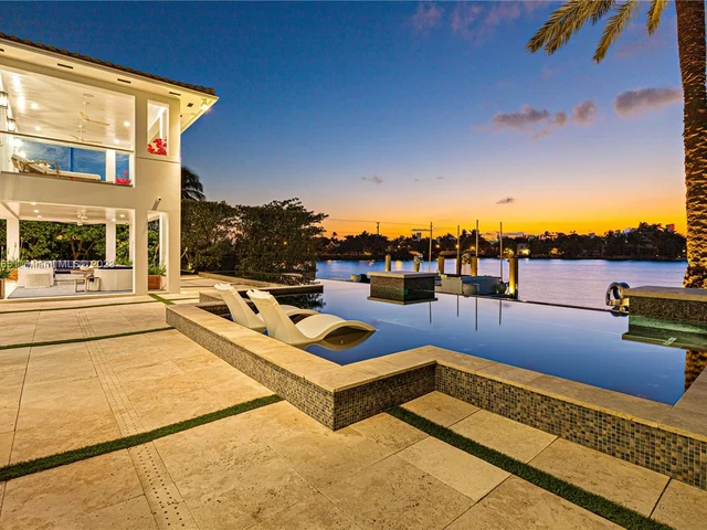 300 W Rivo Alto Dr, Miami Beach FL 33139