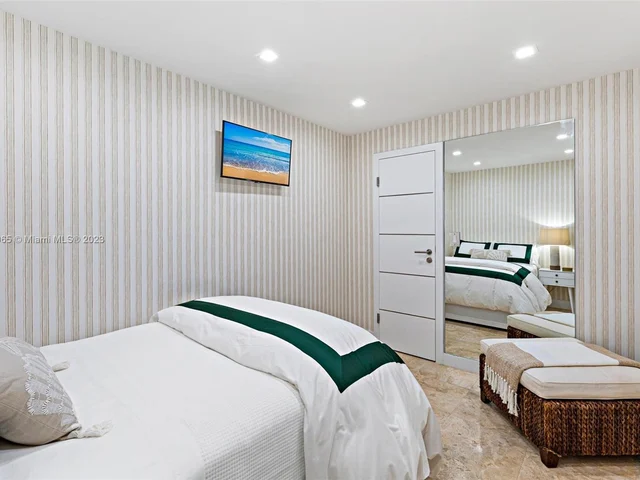 300 W Rivo Alto Dr, Miami Beach FL 33139