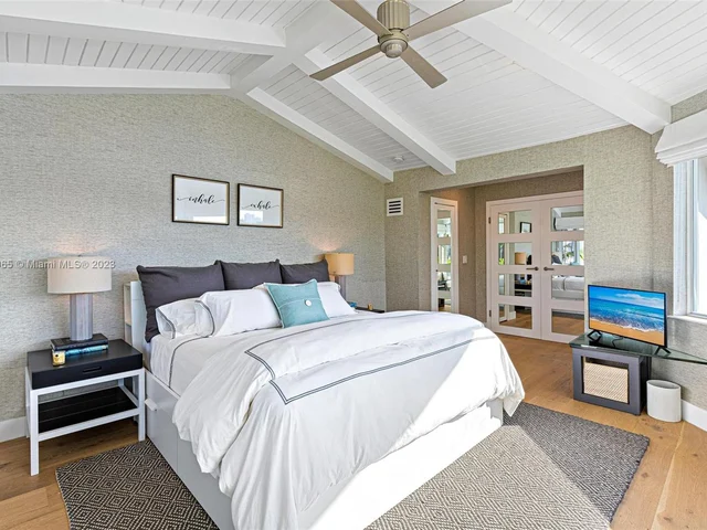 300 W Rivo Alto Dr, Miami Beach FL 33139