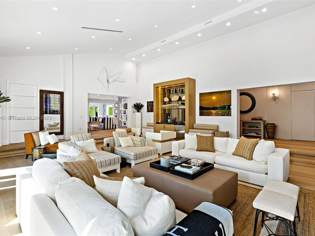 300 W Rivo Alto Dr, Miami Beach FL 33139