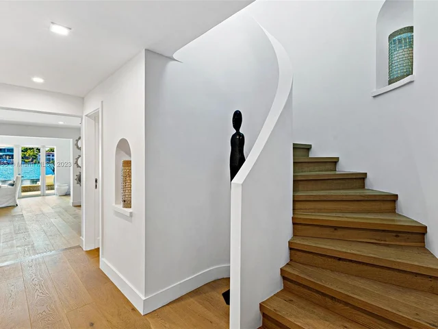 300 W Rivo Alto Dr, Miami Beach FL 33139