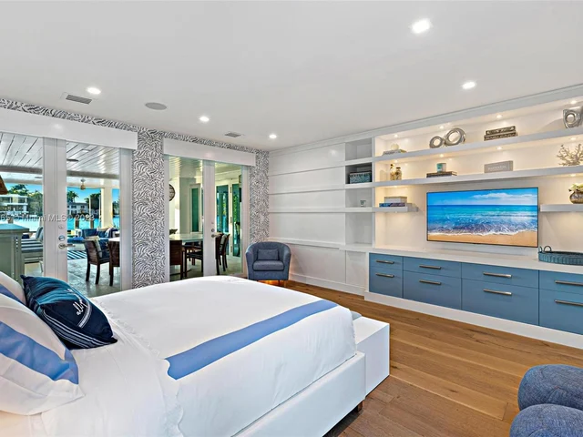 300 W Rivo Alto Dr, Miami Beach FL 33139