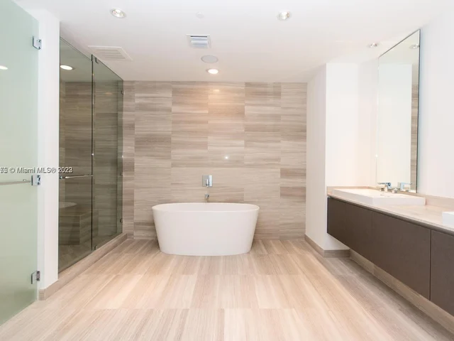 3250 NE 188th St # 608, Aventura FL 33180