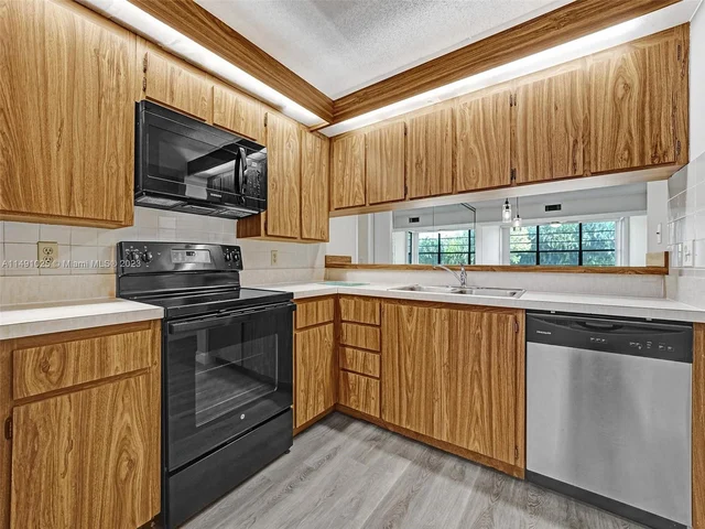 1516 Whitehall Dr # 104, Davie FL 33324