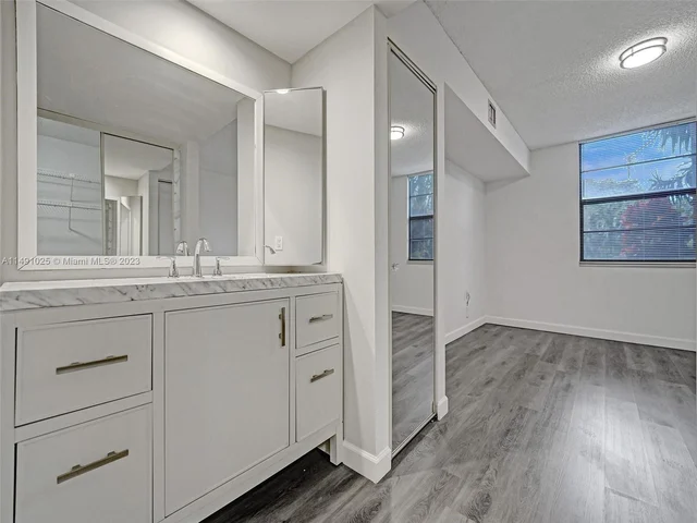 1516 Whitehall Dr # 104, Davie FL 33324