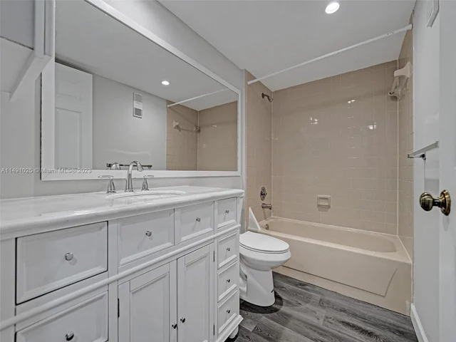 1516 Whitehall Dr # 104, Davie FL 33324