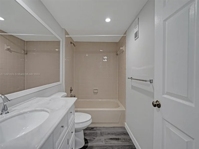 1516 Whitehall Dr # 104, Davie FL 33324