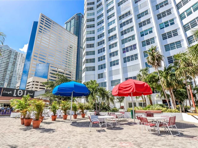 999 Brickell Bay Dr # 1801, Miami FL 33131