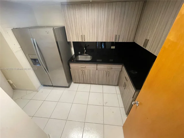 999 Brickell Bay Dr # 1801, Miami FL 33131