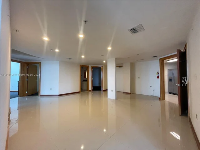 999 Brickell Bay Dr # 1801, Miami FL 33131