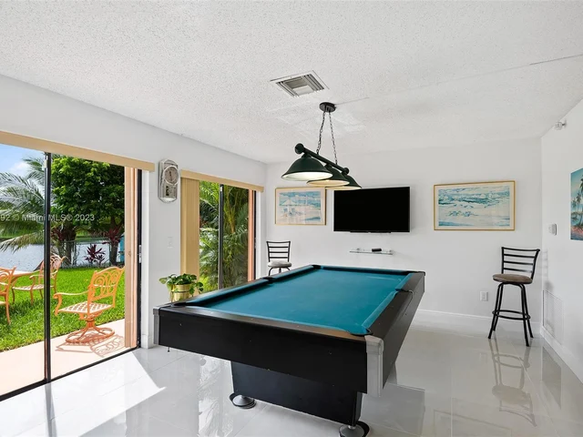 1031 SW 88th Way, Pembroke Pines FL 33025