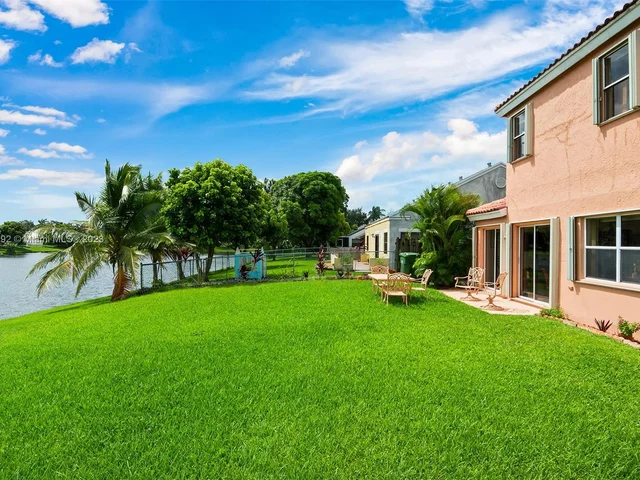 1031 SW 88th Way, Pembroke Pines FL 33025