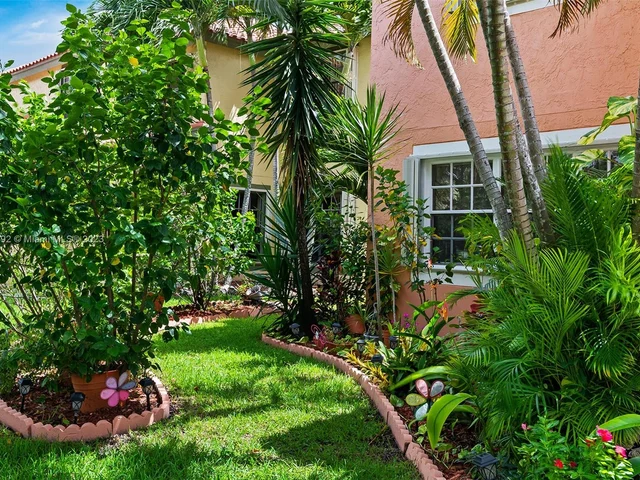 1031 SW 88th Way, Pembroke Pines FL 33025