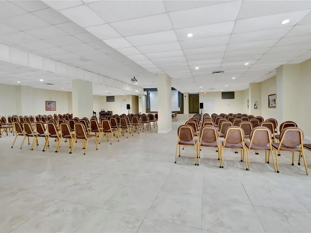 7135 Collins Ave # 424, Miami Beach FL 33141