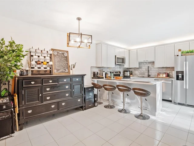 9925 NW 6th Ct, Plantation FL 33324