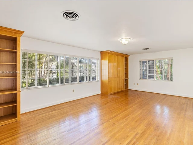 1635 W 27th St, Miami Beach FL 33140