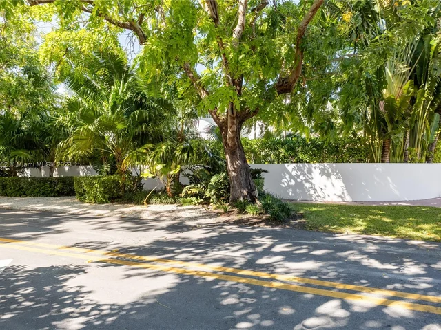 6000 Pine Tree Dr, Miami Beach FL 33140