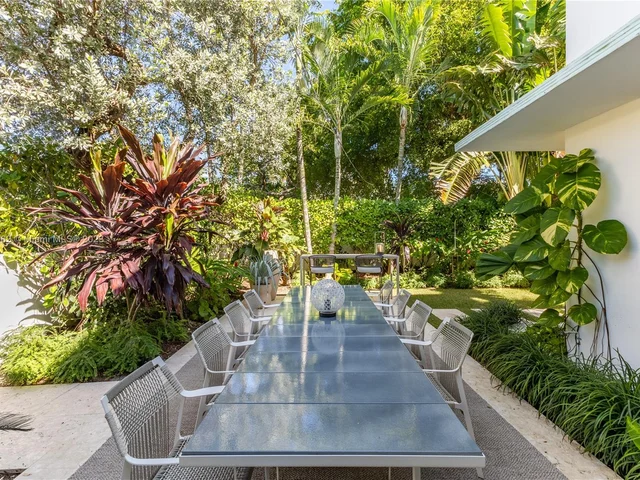 6000 Pine Tree Dr, Miami Beach FL 33140