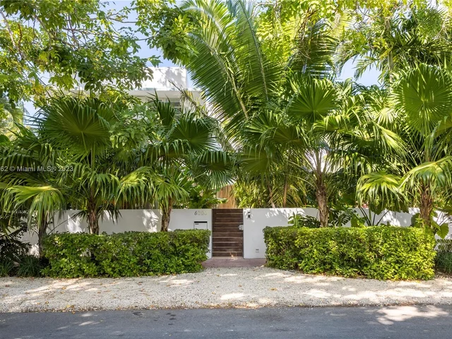 6000 Pine Tree Dr, Miami Beach FL 33140
