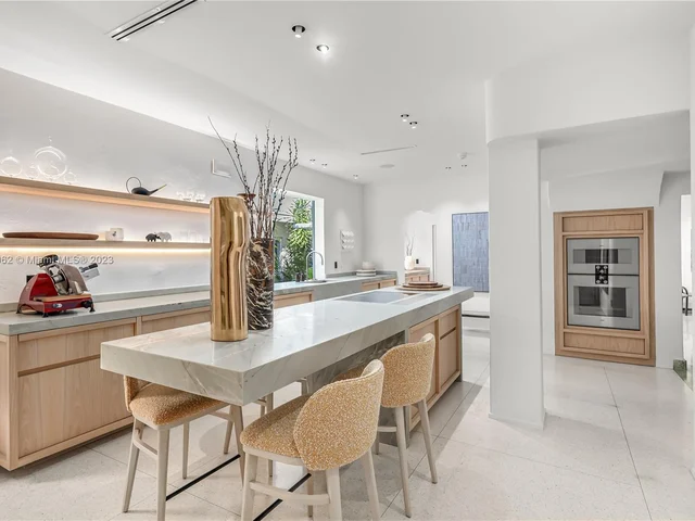 6000 Pine Tree Dr, Miami Beach FL 33140