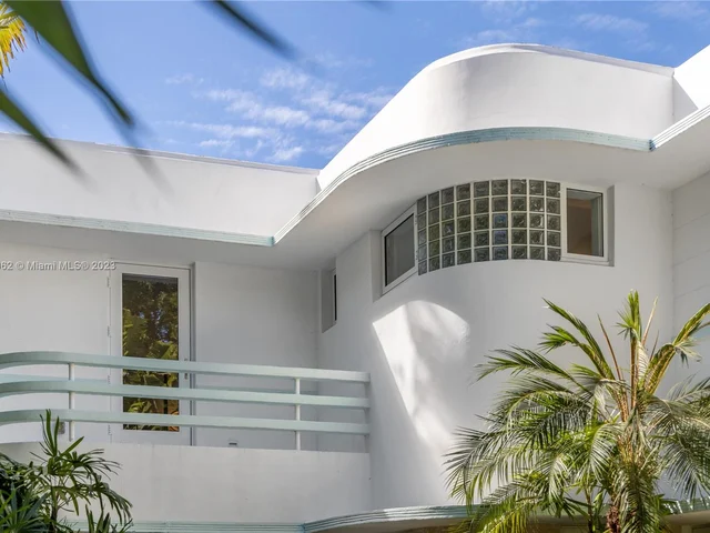 6000 Pine Tree Dr, Miami Beach FL 33140