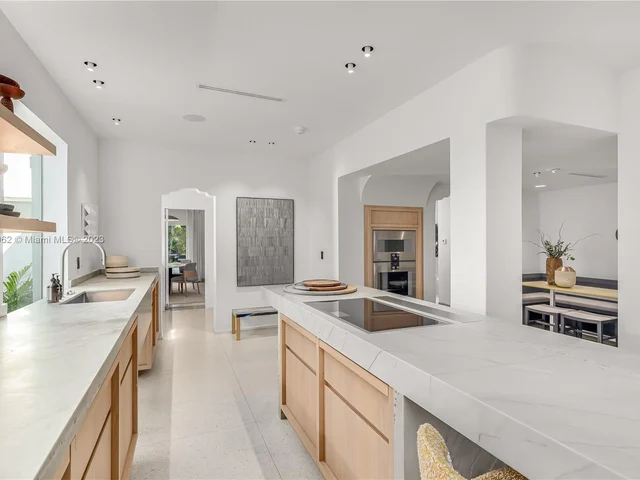 6000 Pine Tree Dr, Miami Beach FL 33140