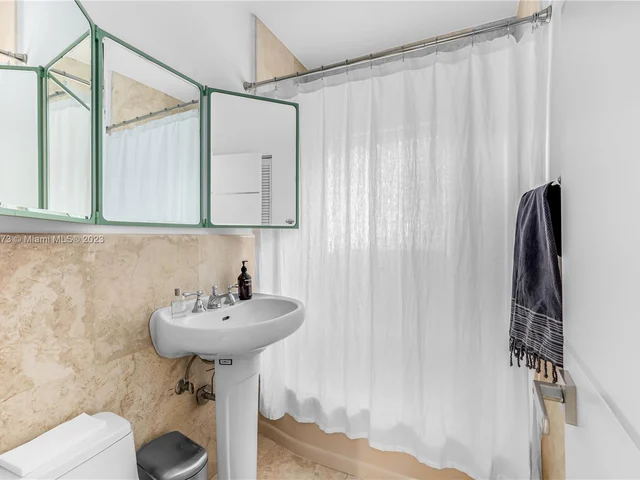 6010 Pine Tree Dr, Miami Beach FL 33140