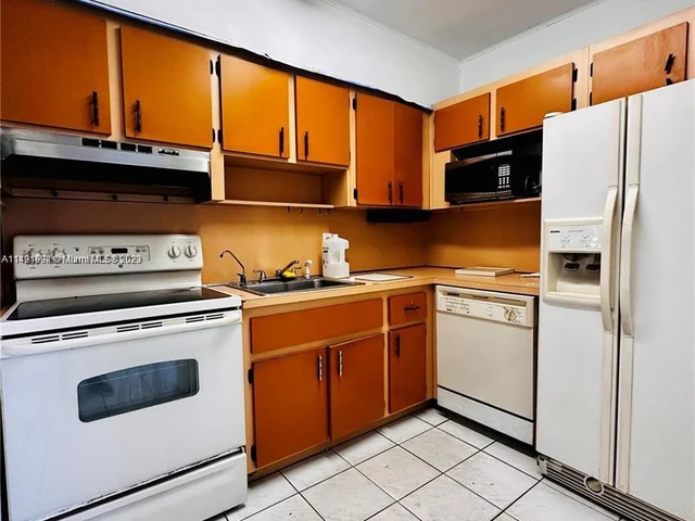 1041 NW 32nd Pl, Miami FL 33125