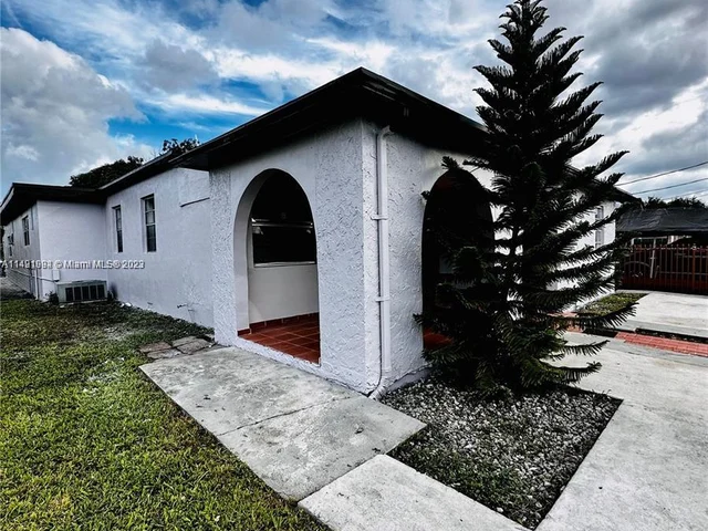 1041 NW 32nd Pl, Miami FL 33125