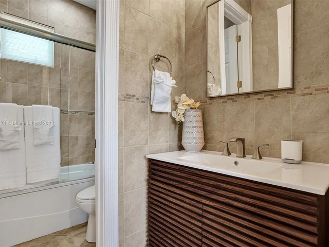 11203 NW 9th St, Plantation FL 33325